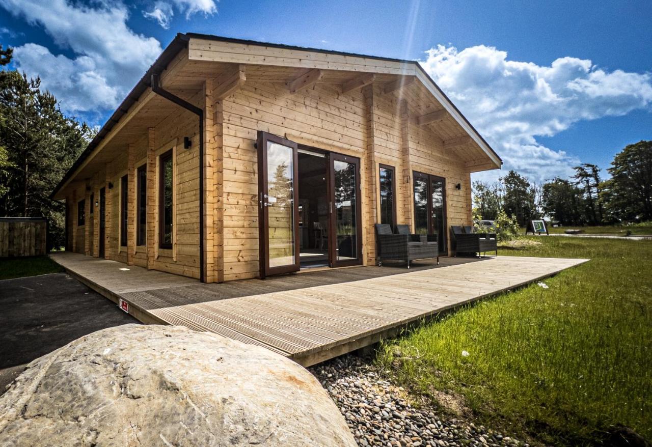 Sundance Lodge, Fantastic New Cabin With Hot Tub - Sleeps 6 - Largest In Felmoor Park Morpeth Dış mekan fotoğraf