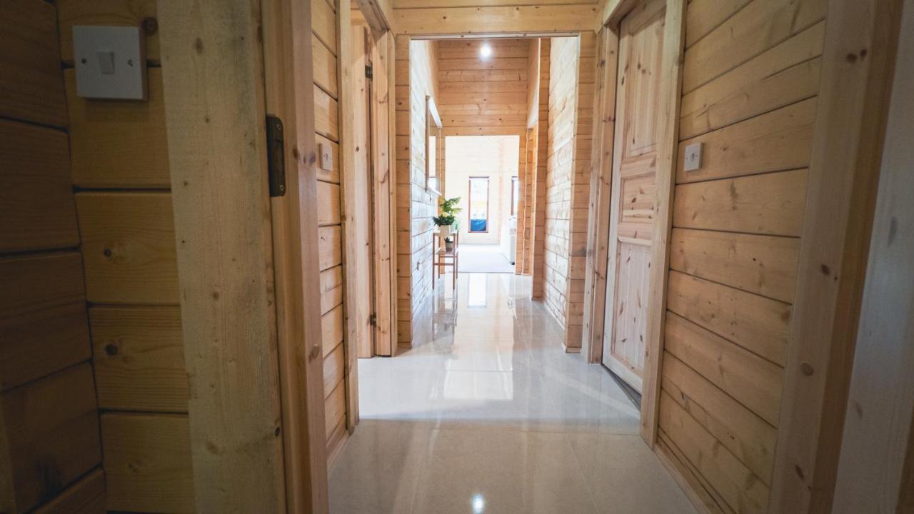 Sundance Lodge, Fantastic New Cabin With Hot Tub - Sleeps 6 - Largest In Felmoor Park Morpeth Dış mekan fotoğraf