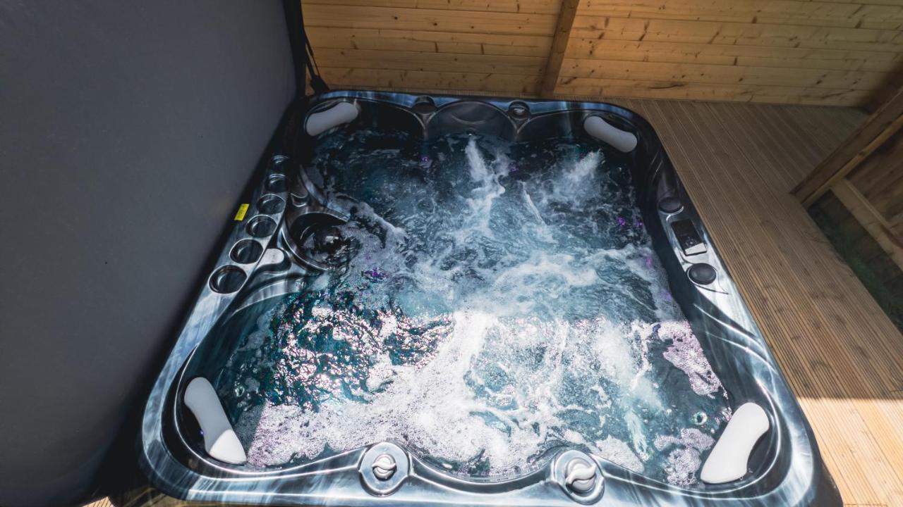 Sundance Lodge, Fantastic New Cabin With Hot Tub - Sleeps 6 - Largest In Felmoor Park Morpeth Dış mekan fotoğraf