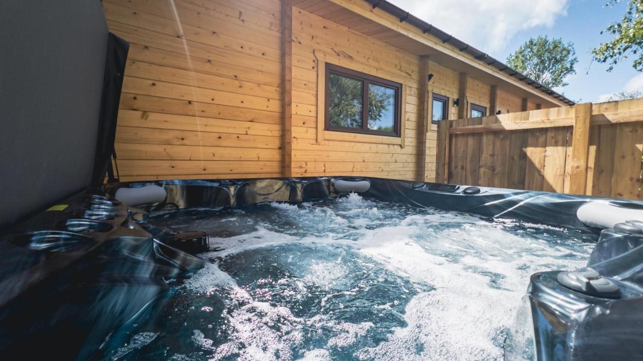 Sundance Lodge, Fantastic New Cabin With Hot Tub - Sleeps 6 - Largest In Felmoor Park Morpeth Dış mekan fotoğraf