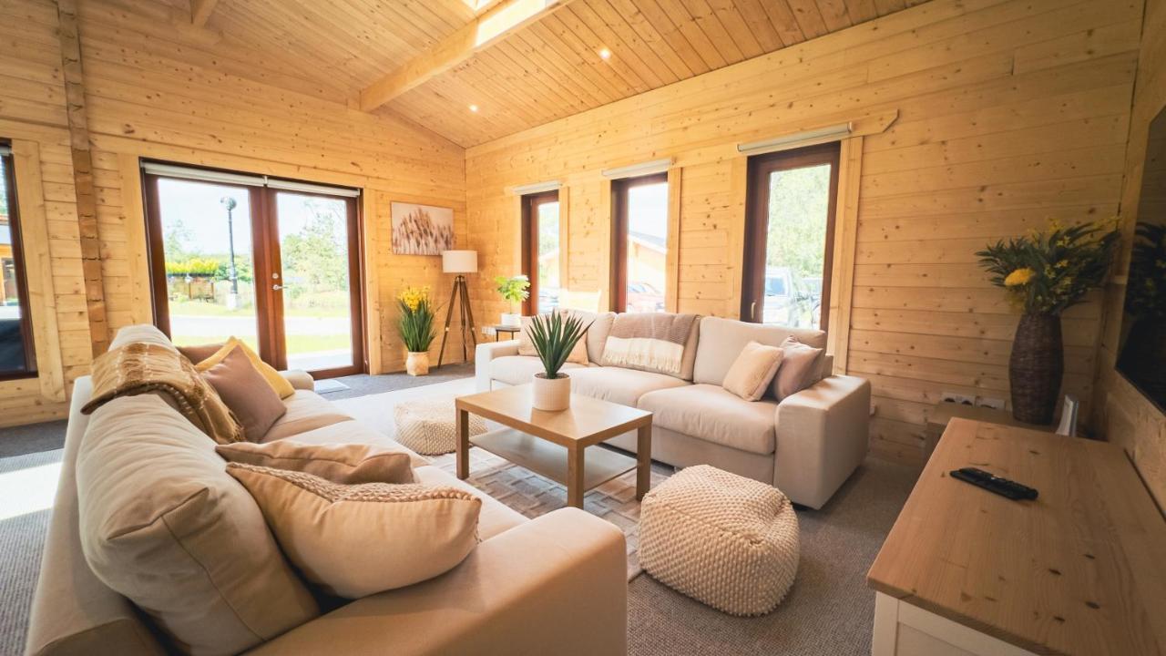 Sundance Lodge, Fantastic New Cabin With Hot Tub - Sleeps 6 - Largest In Felmoor Park Morpeth Dış mekan fotoğraf