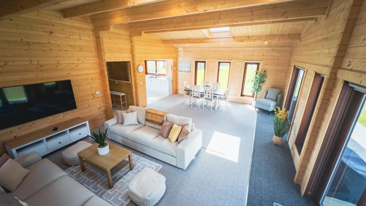 Sundance Lodge, Fantastic New Cabin With Hot Tub - Sleeps 6 - Largest In Felmoor Park Morpeth Dış mekan fotoğraf
